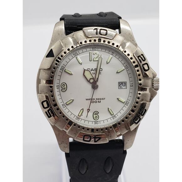 CasioMen's dress watch. Adjustable bevel. 100M water resistant. MTD-1021